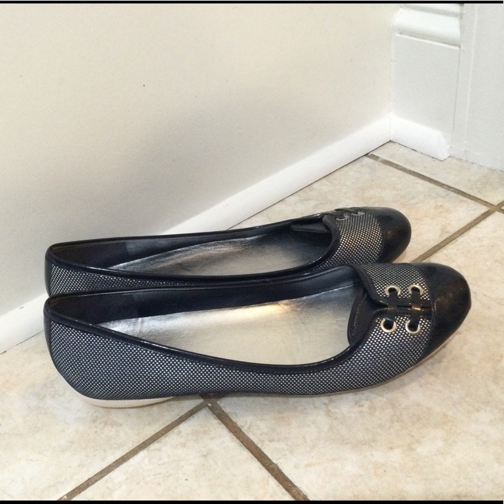 Michelle D Navy Shoes - sz 10M